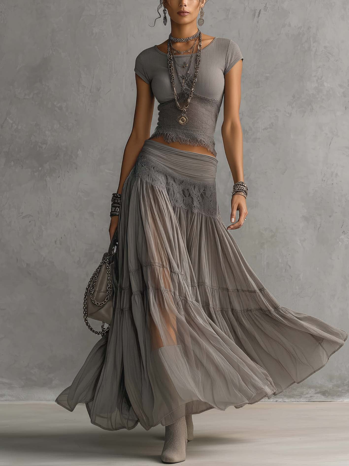 Verónica | Conjunto de blusa gris con paneles de encaje y falda larga plisada
