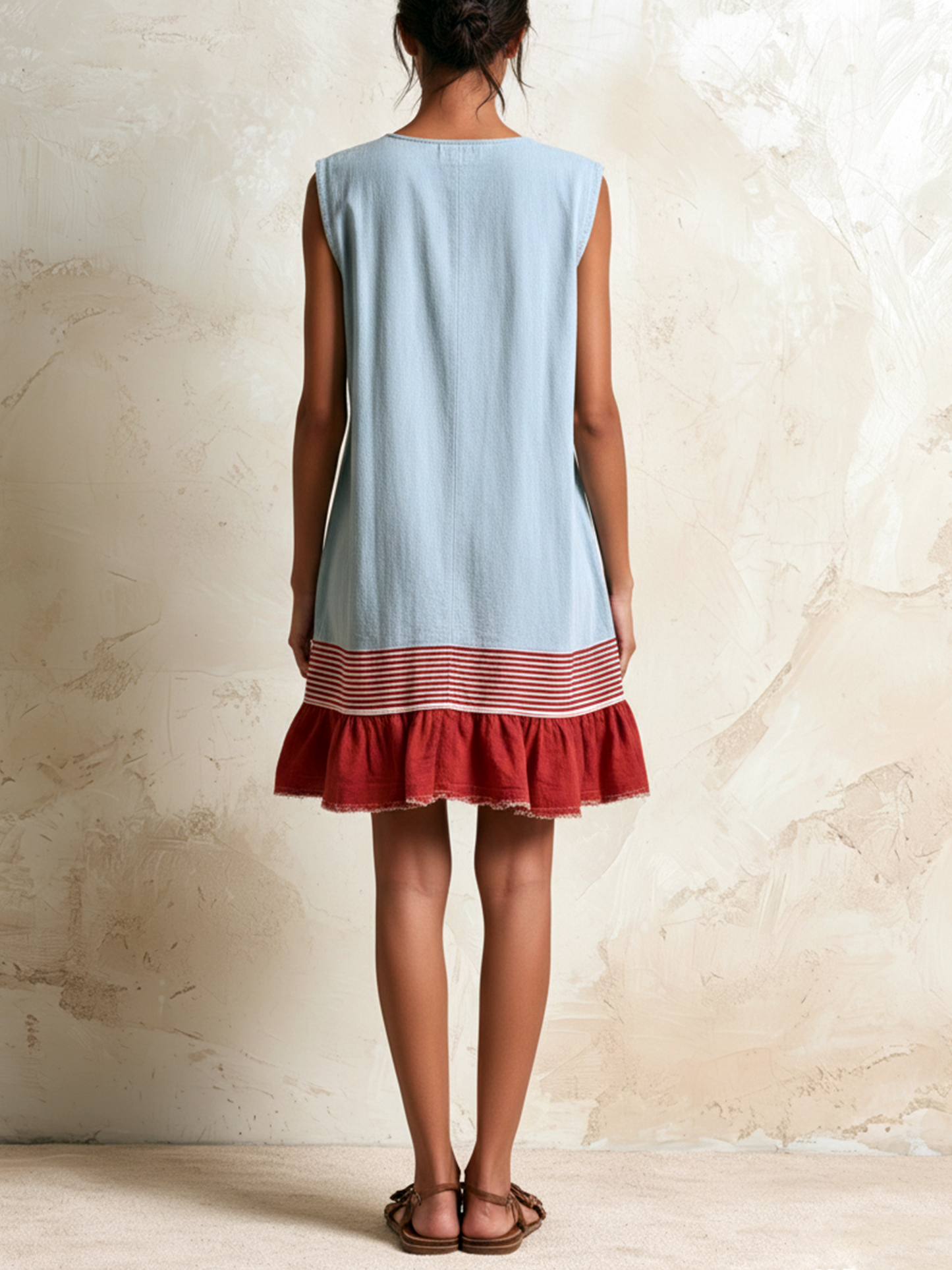 Karen | Vestido túnica sin mangas azul claro con franja roja y dobladillo fruncido