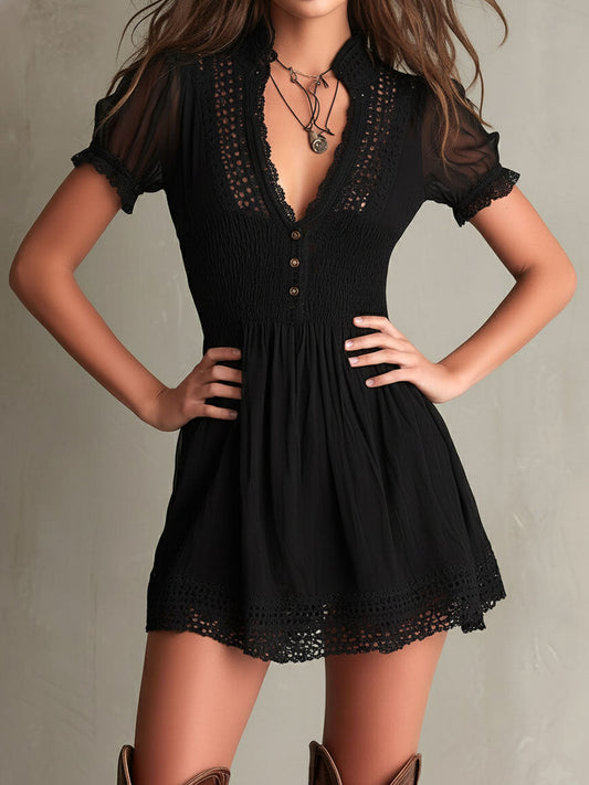 Lidia | Minivestido negro con escote en V y bordes calados