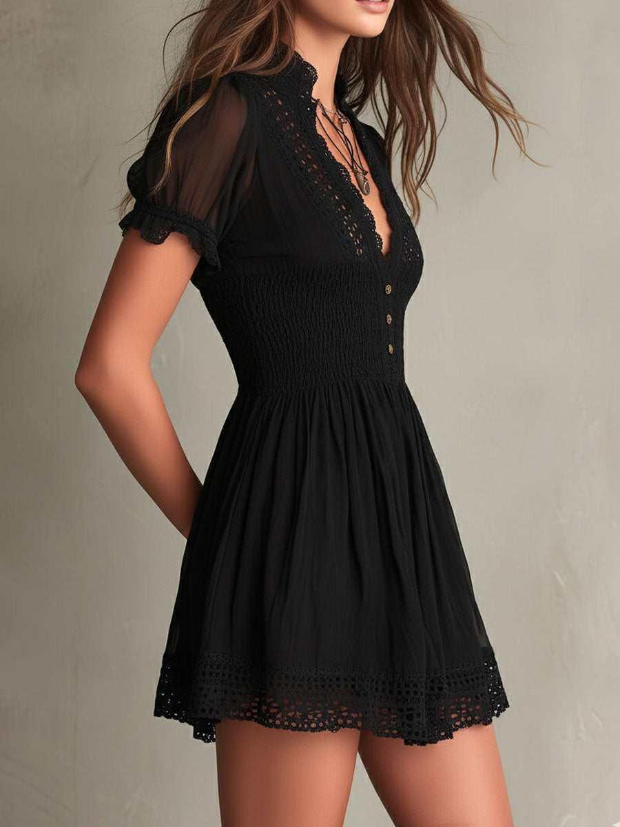 Lidia | Minivestido negro con escote en V y bordes calados