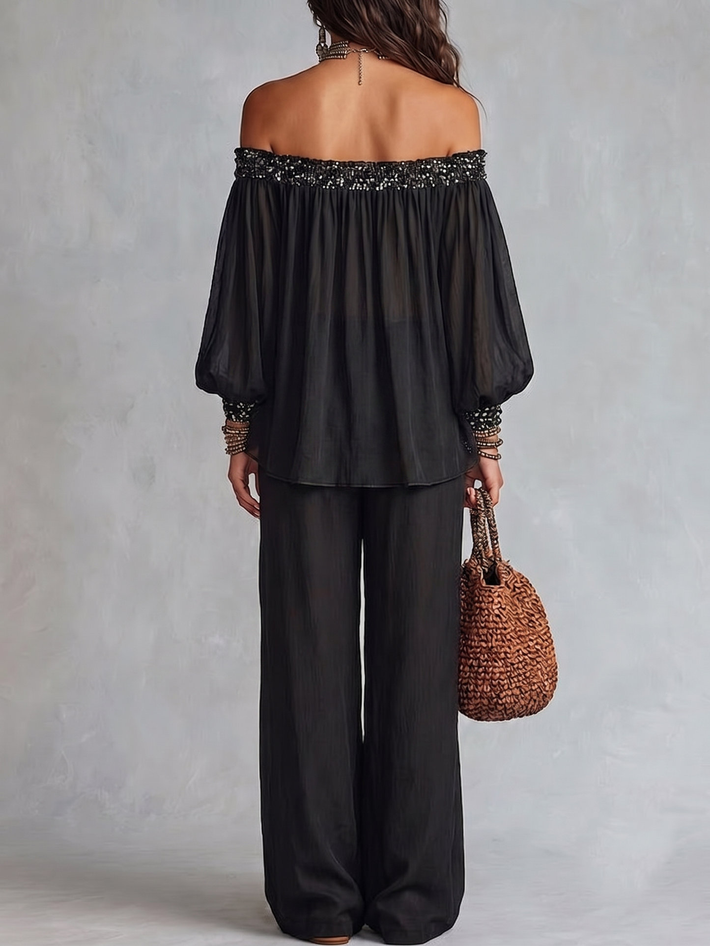 Daria | Conjunto compuesto por un top negro con hombros al aire y lentejuelas y unos pantalones anchos con cordón