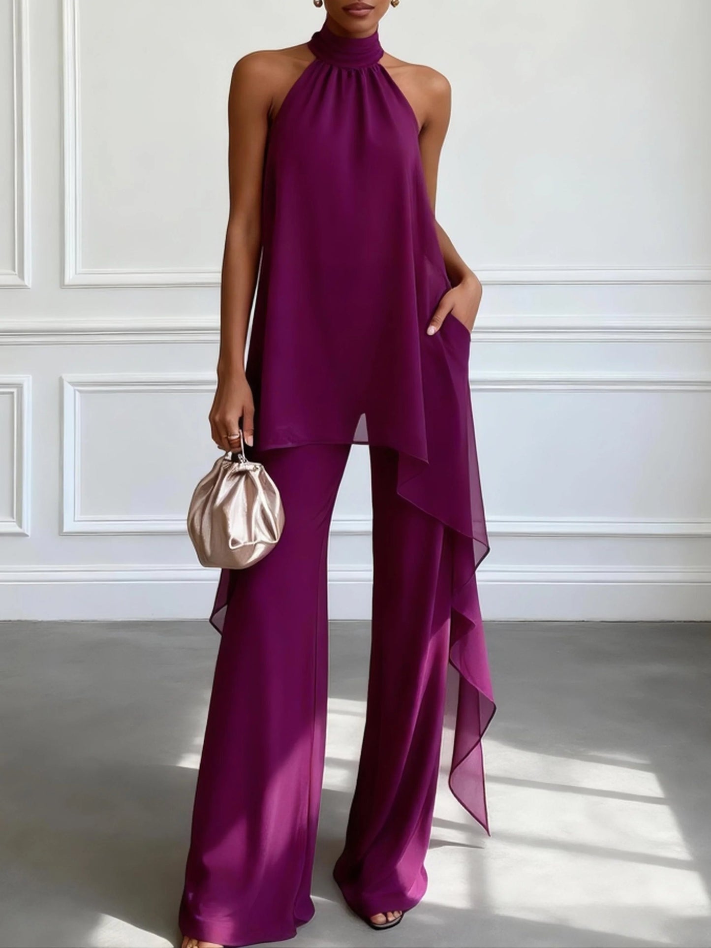 Paola | Conjunto de dos piezas compuesto por un elegante top morado sin mangas con cuello halter y unos pantalones