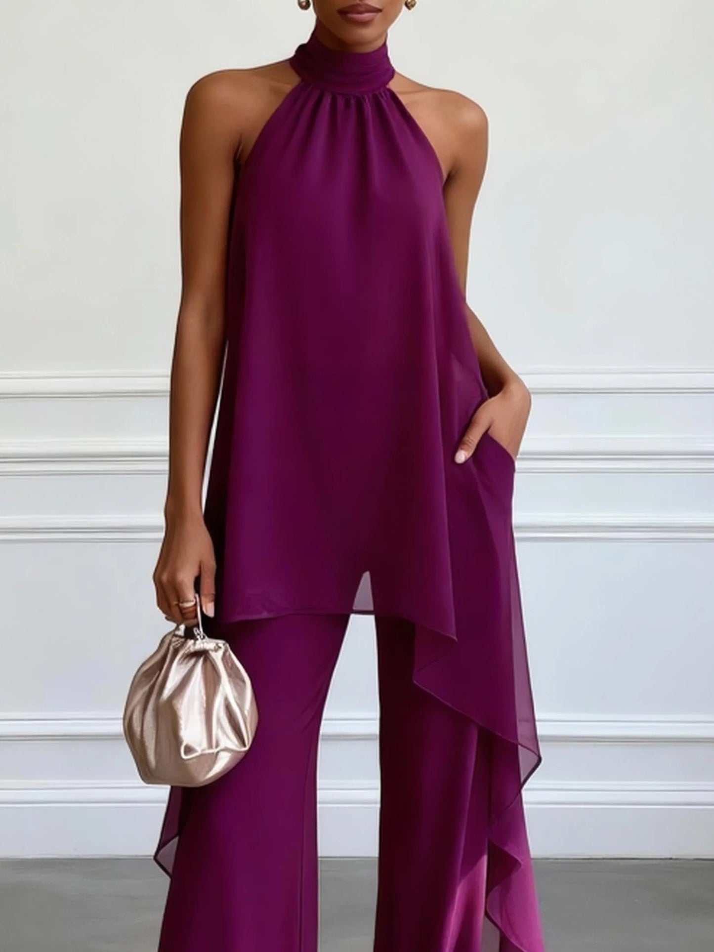 Paola | Conjunto de dos piezas compuesto por un elegante top morado sin mangas con cuello halter y unos pantalones
