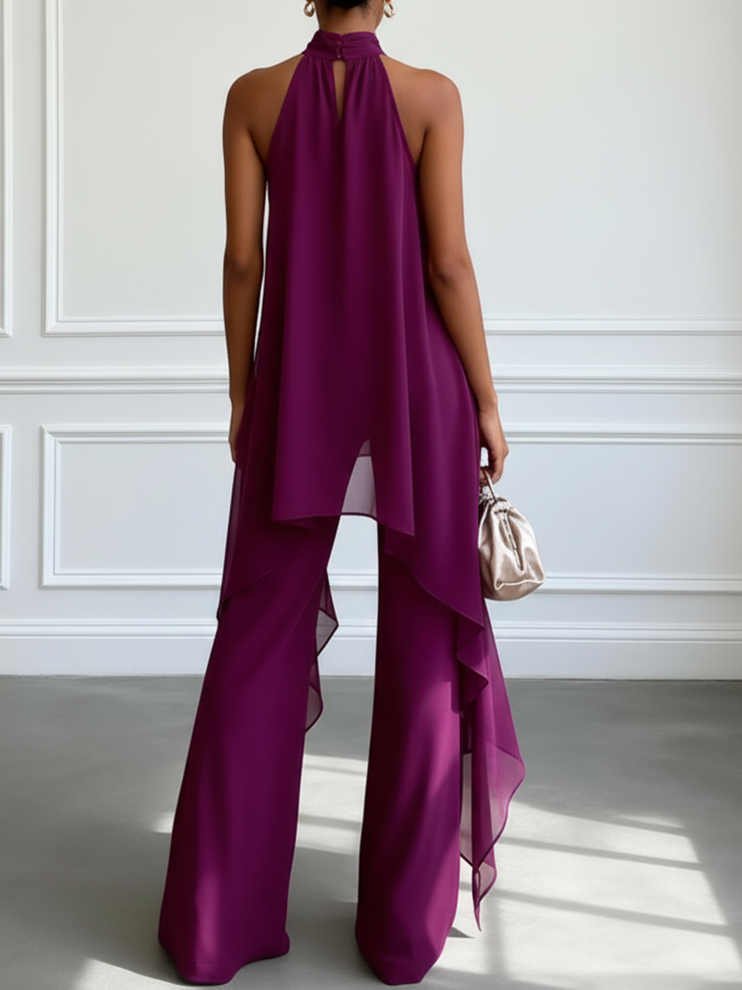 Paola | Conjunto de dos piezas compuesto por un elegante top morado sin mangas con cuello halter y unos pantalones