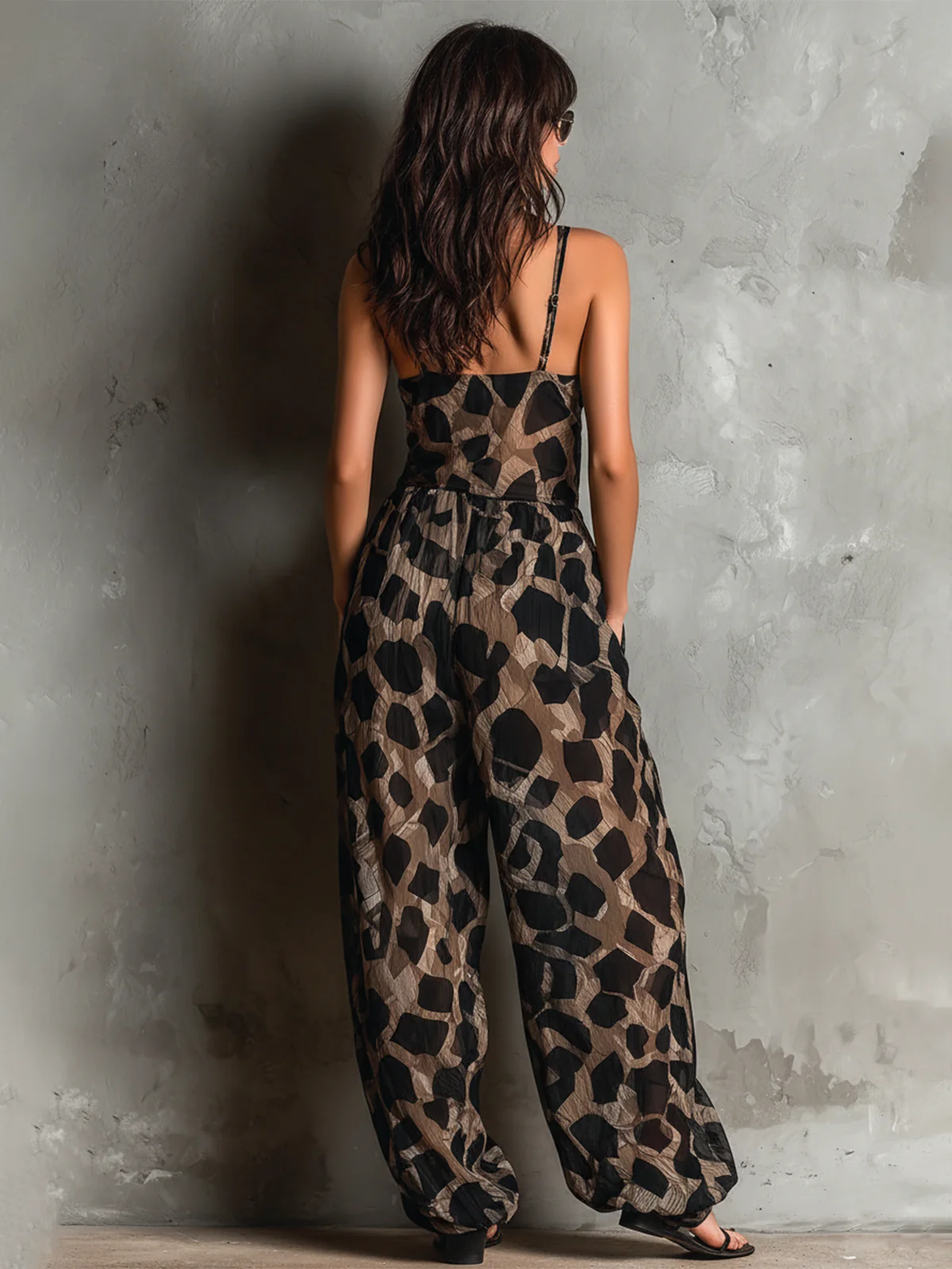 Estela | Mono holgado con cuello halter y estampado animal en negro, de pierna ancha