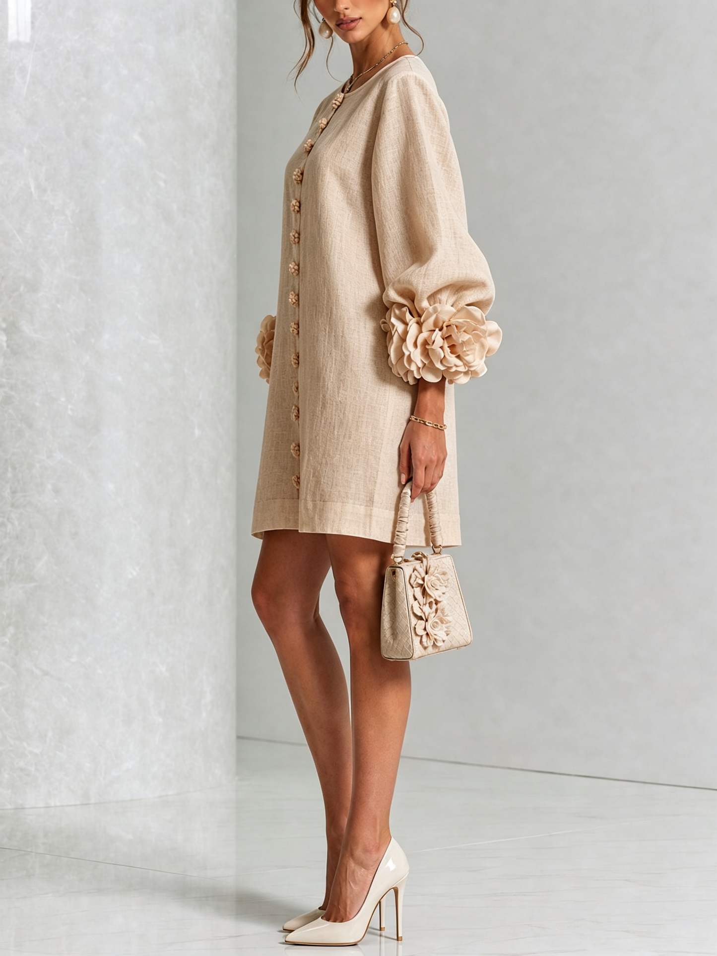 Indara | Vestido mini blanco con botones con motivos florales y mangas con detalles en flores originales.
