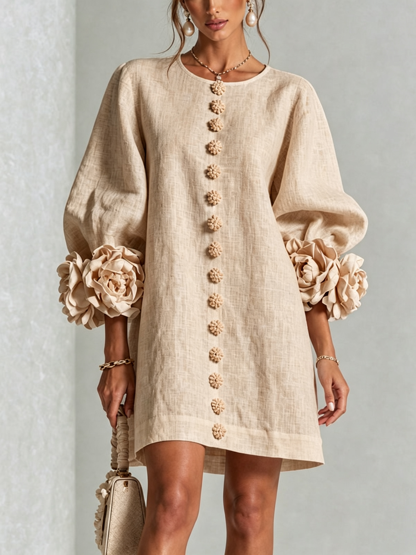 Indara | Vestido mini blanco con botones con motivos florales y mangas con detalles en flores originales.