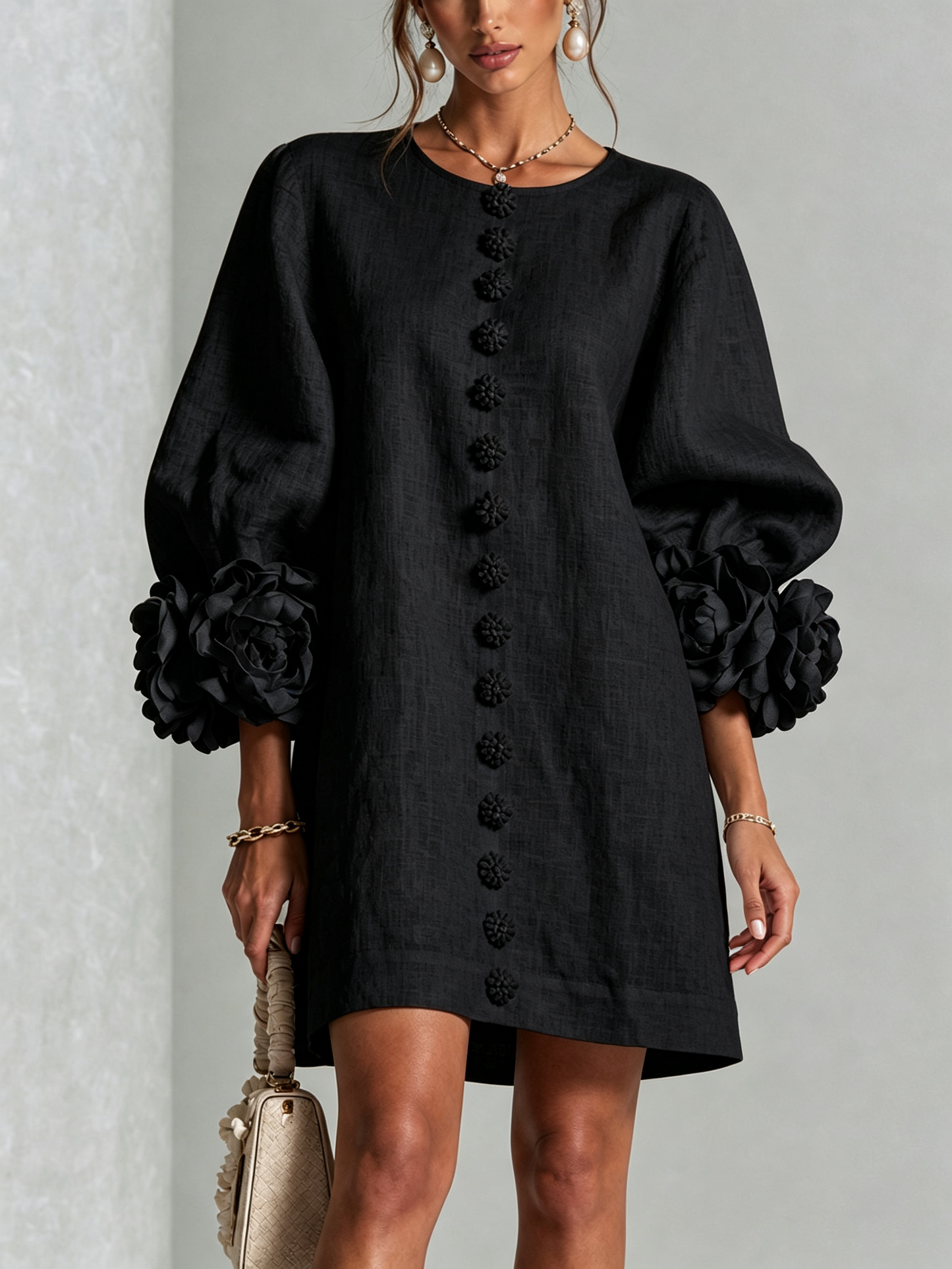 Indara | Vestido mini blanco con botones con motivos florales y mangas con detalles en flores originales.