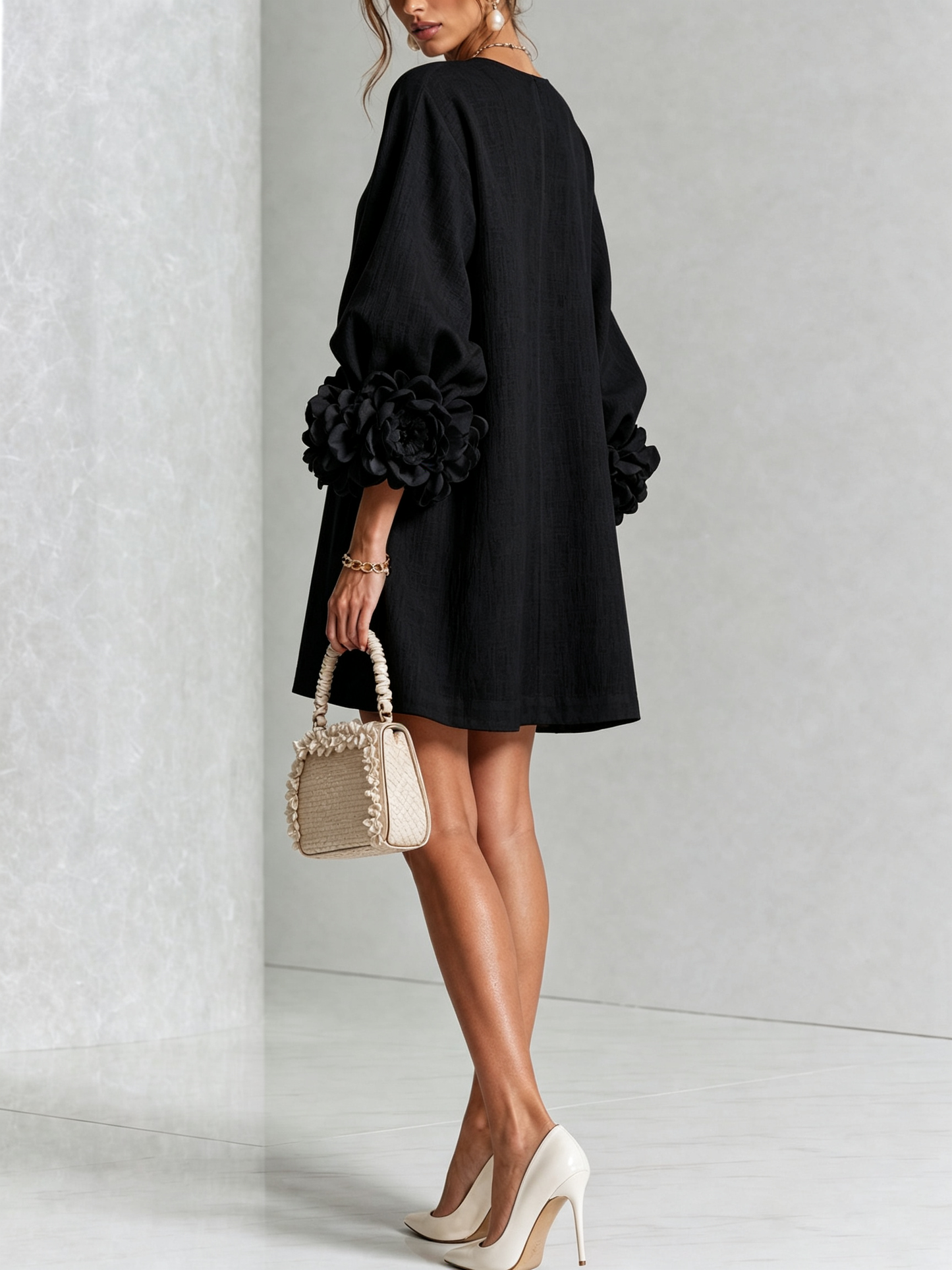 Indara | Vestido mini blanco con botones con motivos florales y mangas con detalles en flores originales.
