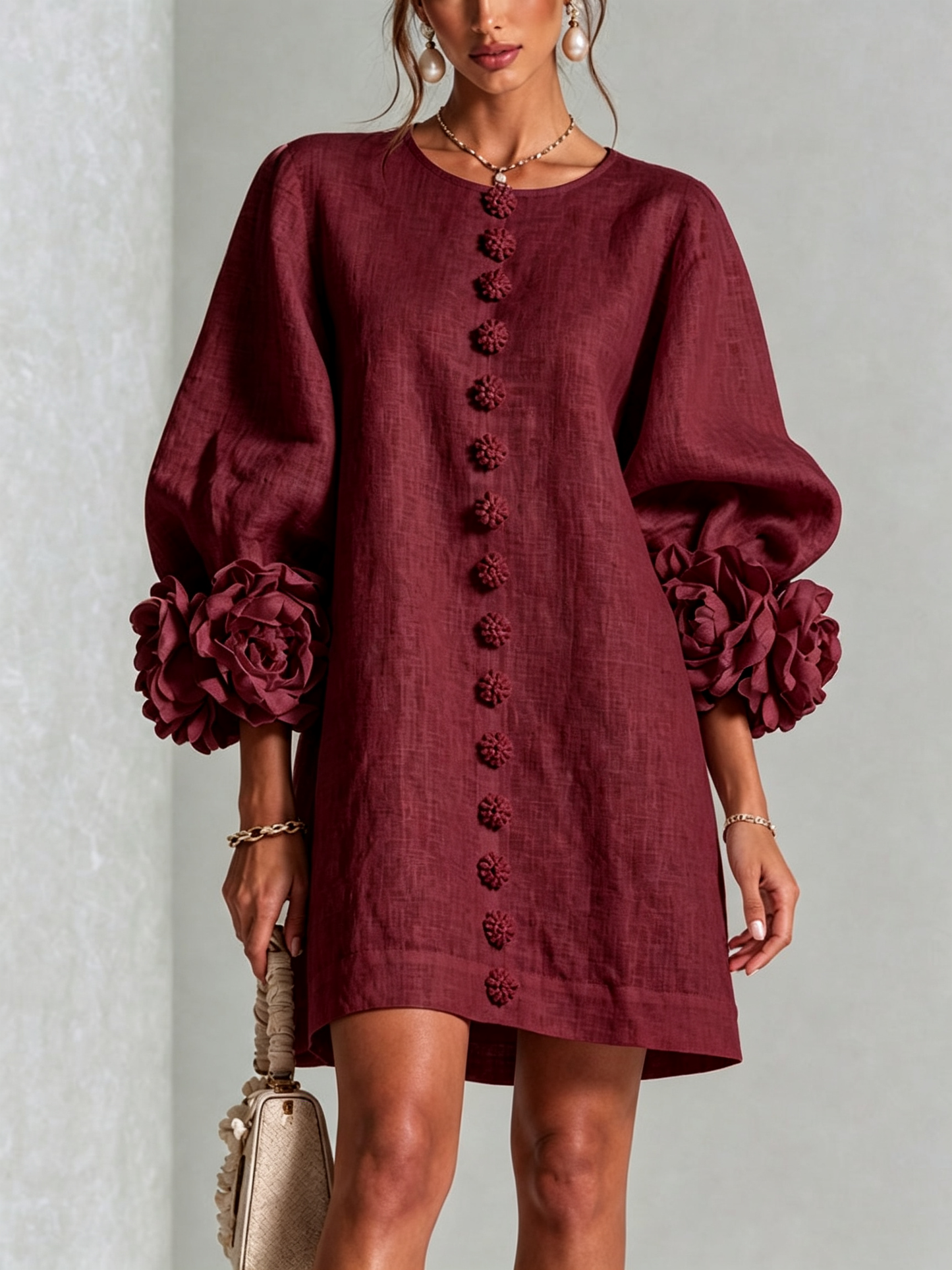 Indara | Vestido mini blanco con botones con motivos florales y mangas con detalles en flores originales.