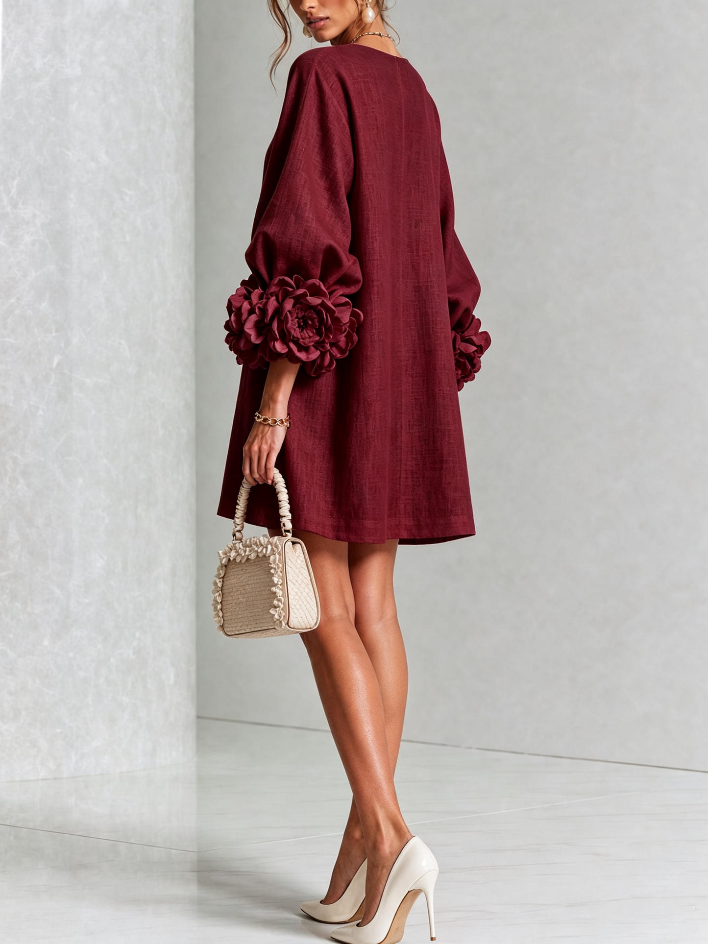 Indara | Vestido mini blanco con botones con motivos florales y mangas con detalles en flores originales.