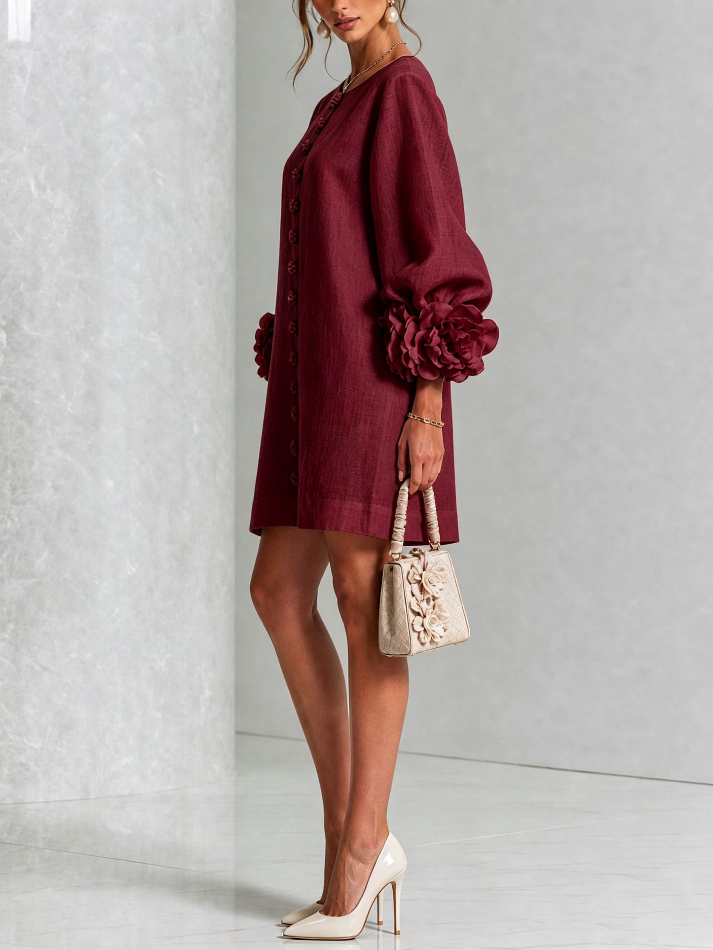 Indara | Vestido mini blanco con botones con motivos florales y mangas con detalles en flores originales.