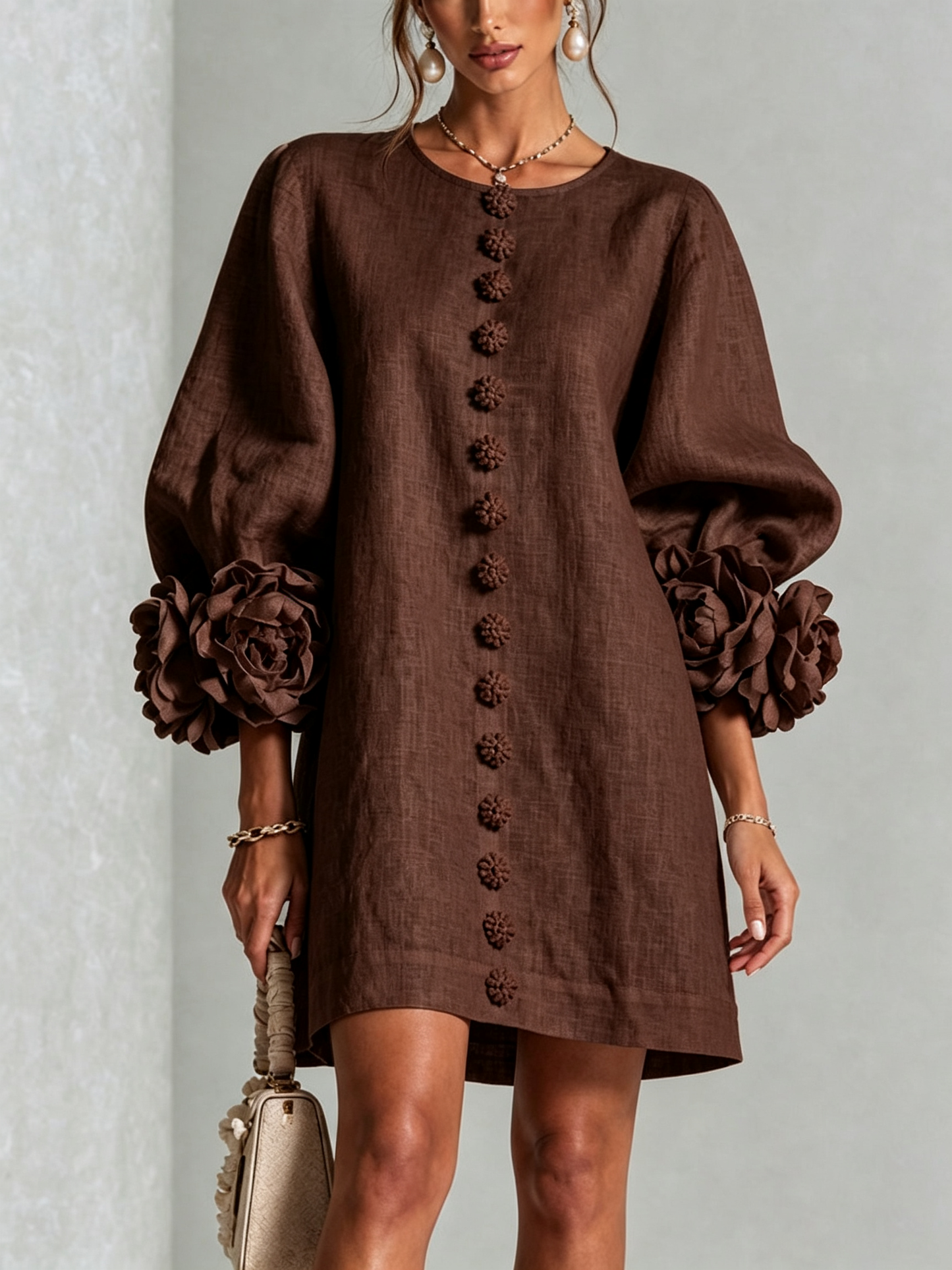 Indara | Vestido mini blanco con botones con motivos florales y mangas con detalles en flores originales.