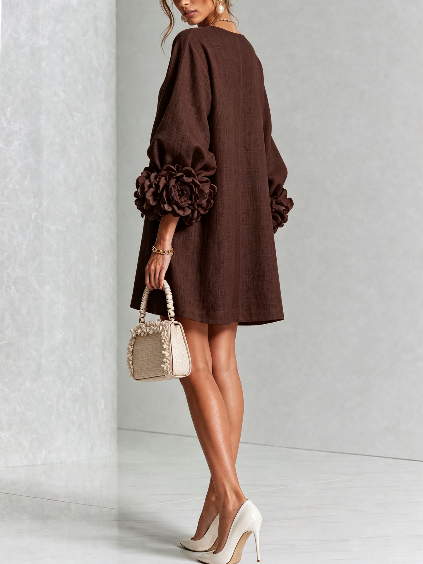 Indara | Vestido mini blanco con botones con motivos florales y mangas con detalles en flores originales.