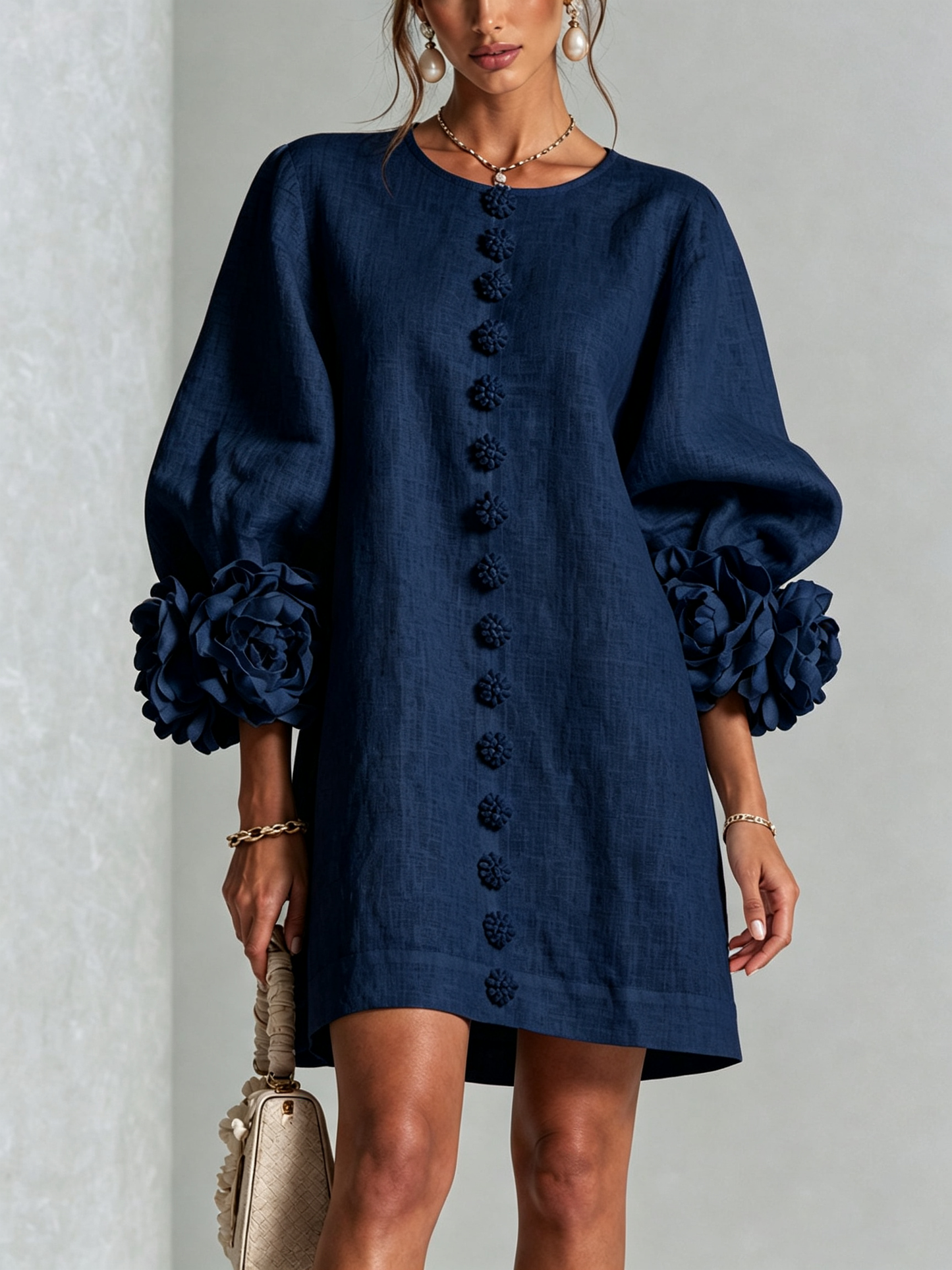 Indara | Vestido mini blanco con botones con motivos florales y mangas con detalles en flores originales.