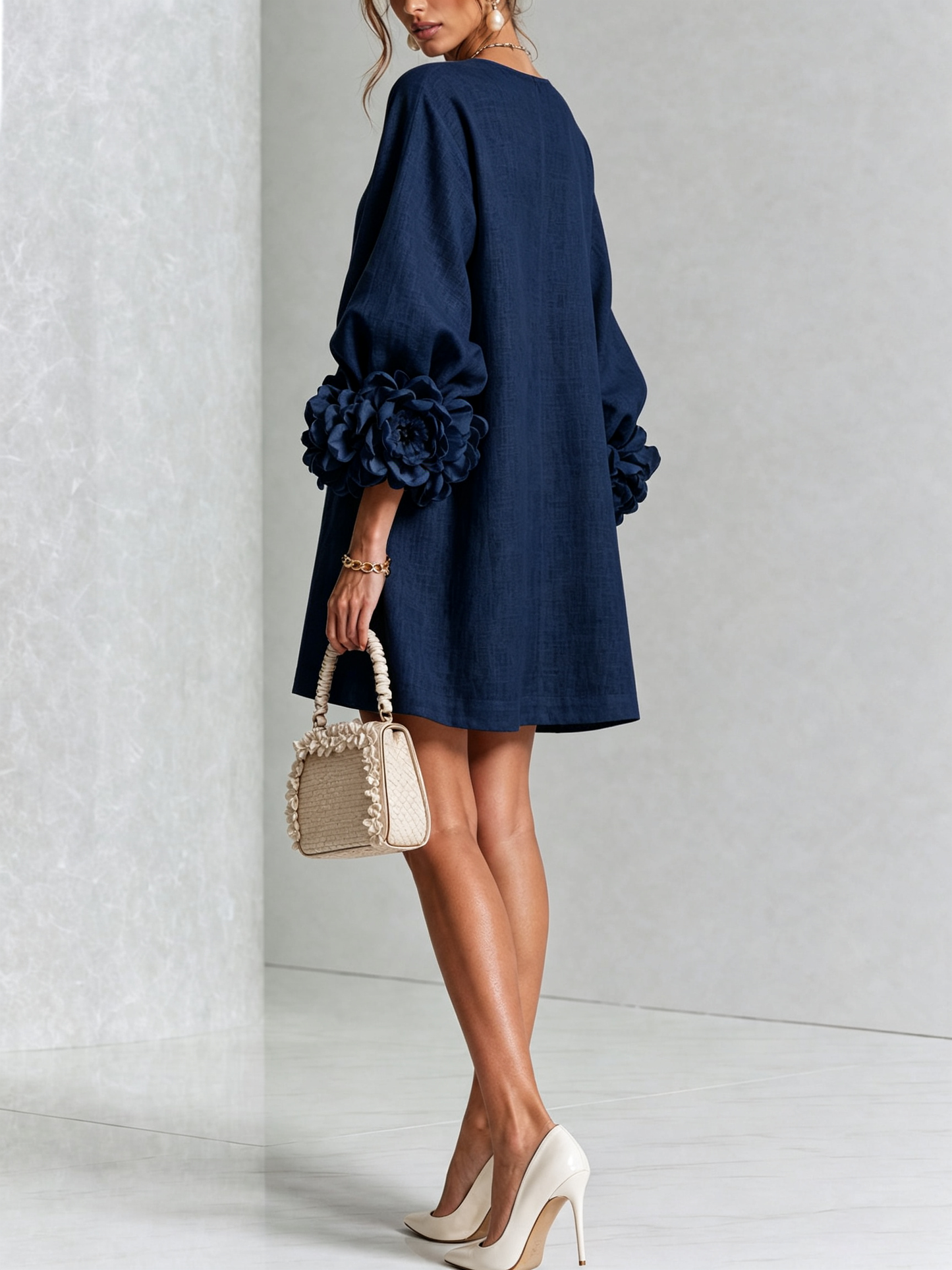 Indara | Vestido mini blanco con botones con motivos florales y mangas con detalles en flores originales.