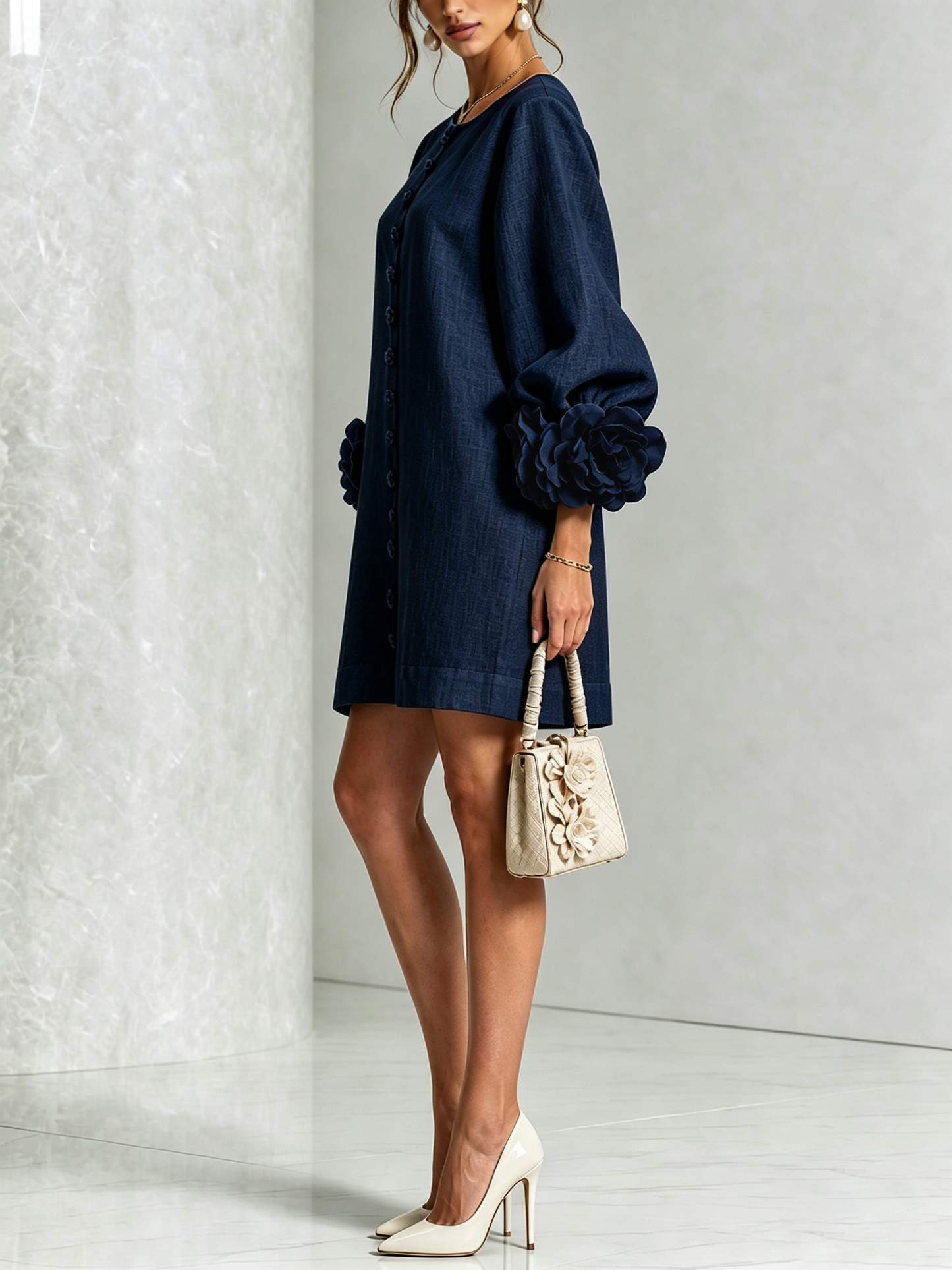 Indara | Vestido mini blanco con botones con motivos florales y mangas con detalles en flores originales.