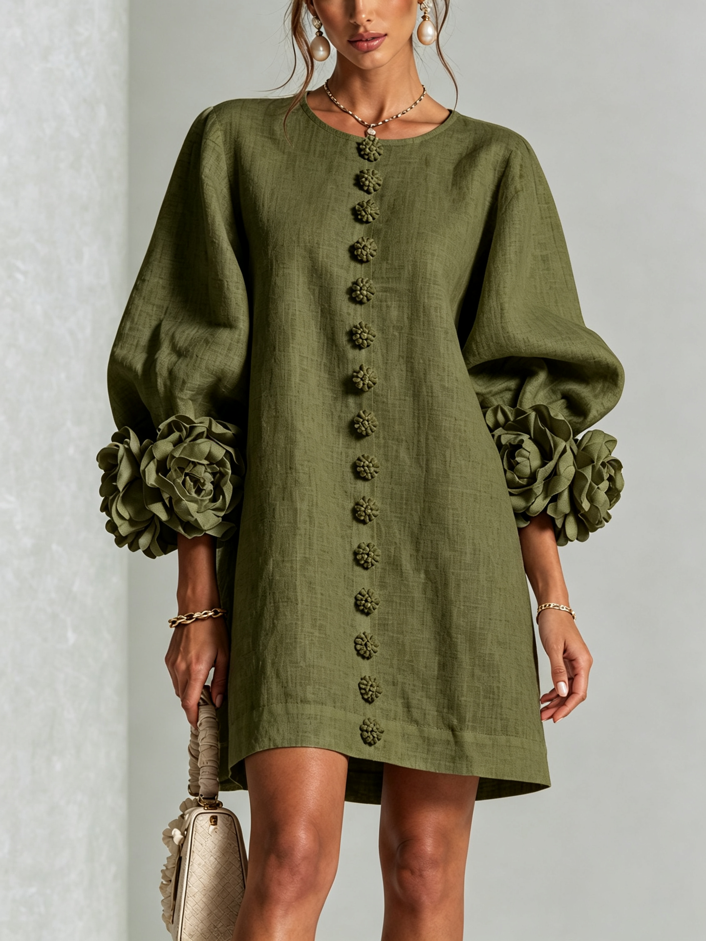 Indara | Vestido mini blanco con botones con motivos florales y mangas con detalles en flores originales.