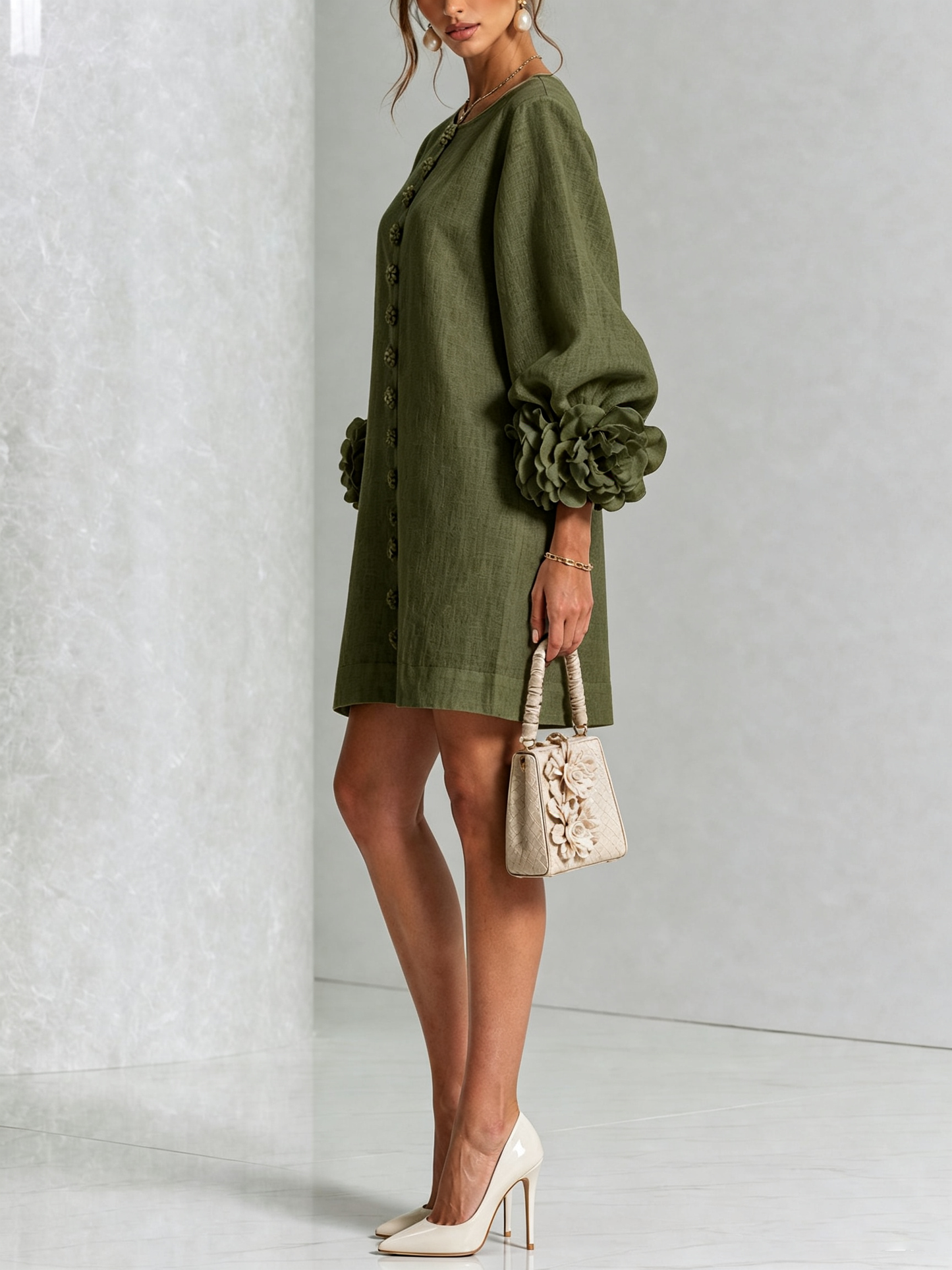 Indara | Vestido mini blanco con botones con motivos florales y mangas con detalles en flores originales.