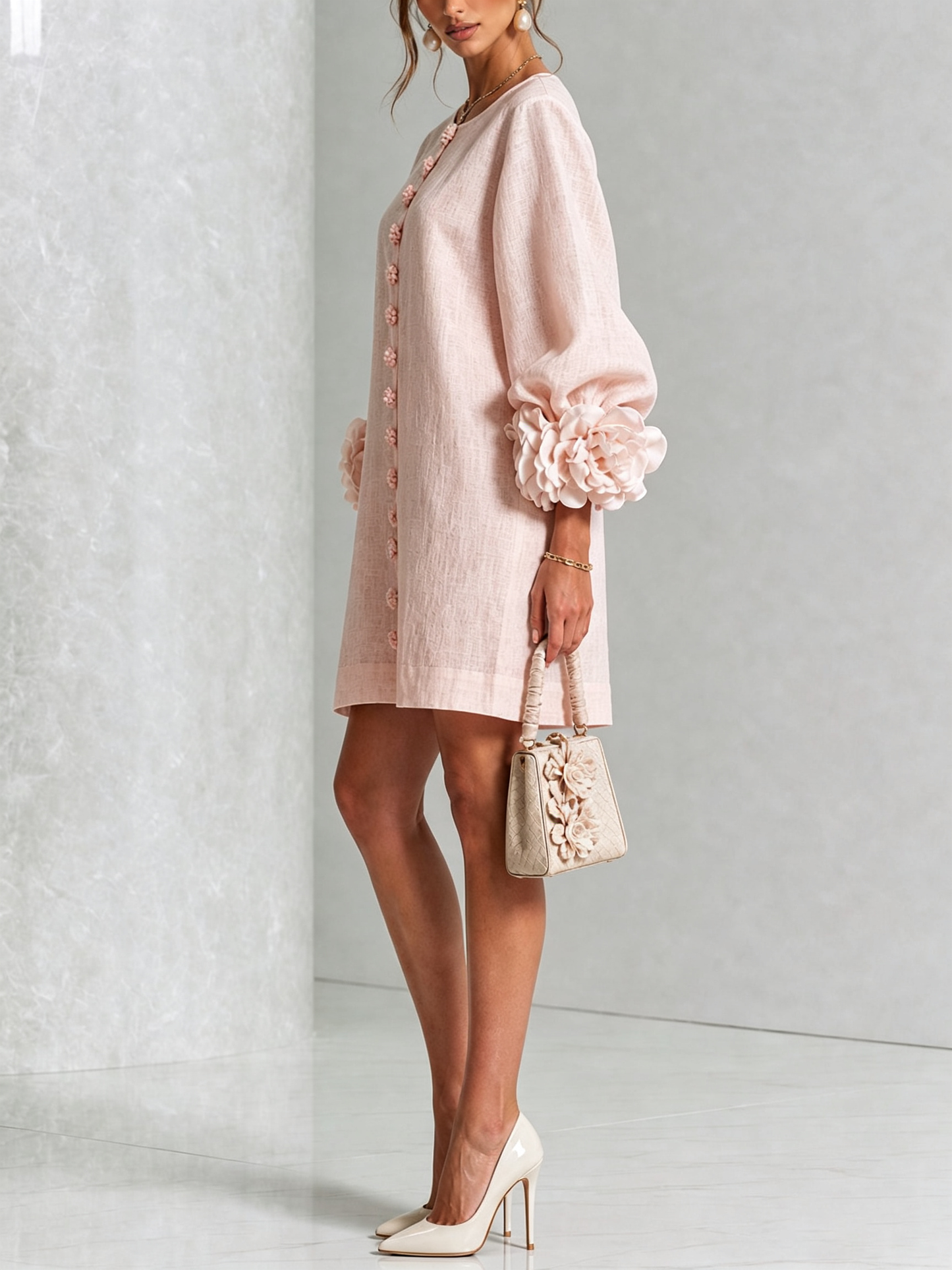 Indara | Vestido mini blanco con botones con motivos florales y mangas con detalles en flores originales.