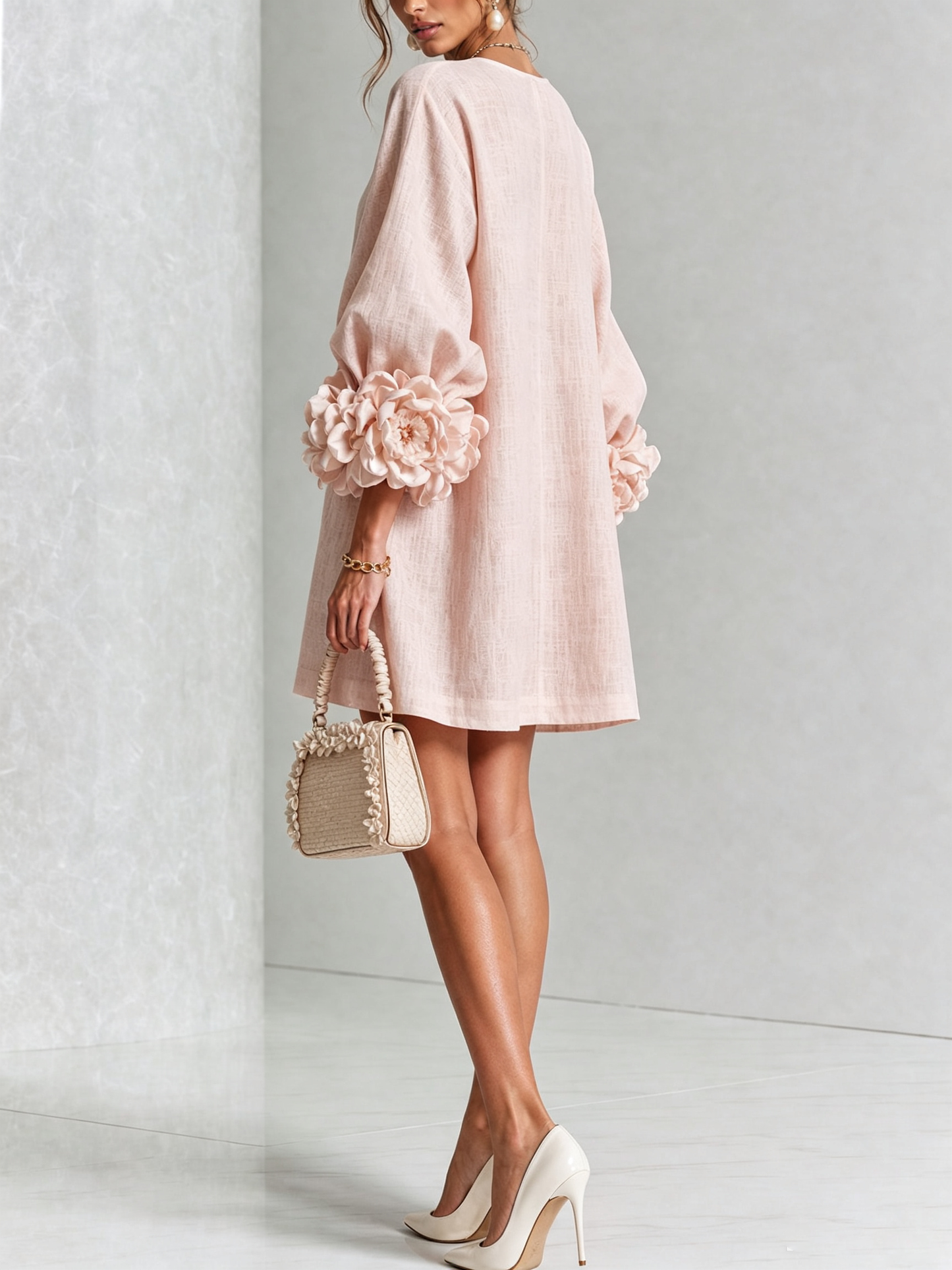 Indara | Vestido mini blanco con botones con motivos florales y mangas con detalles en flores originales.