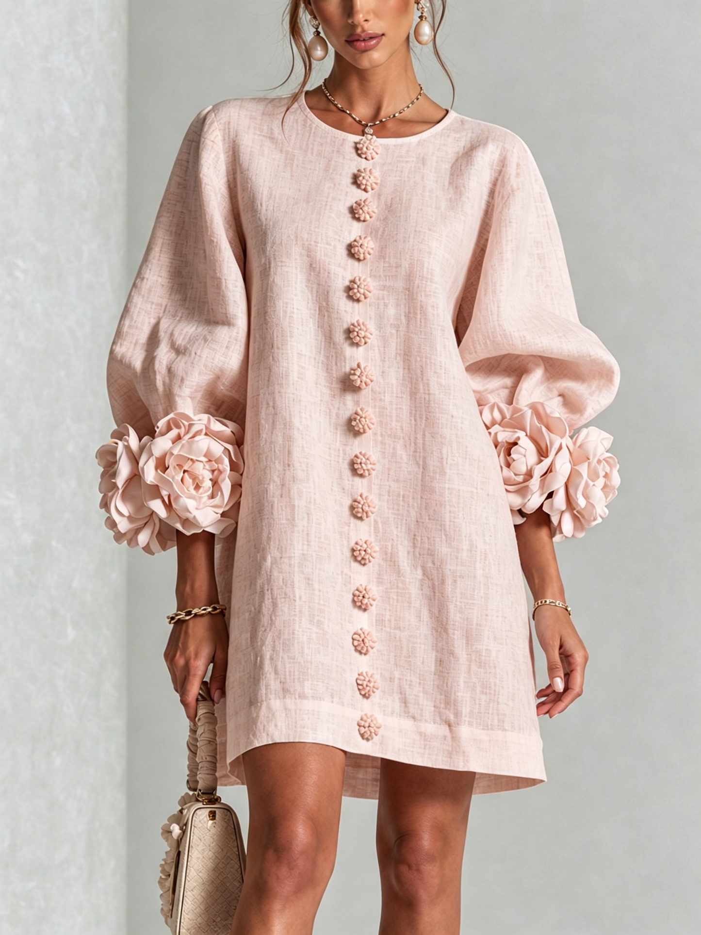 Indara | Vestido mini blanco con botones con motivos florales y mangas con detalles en flores originales.