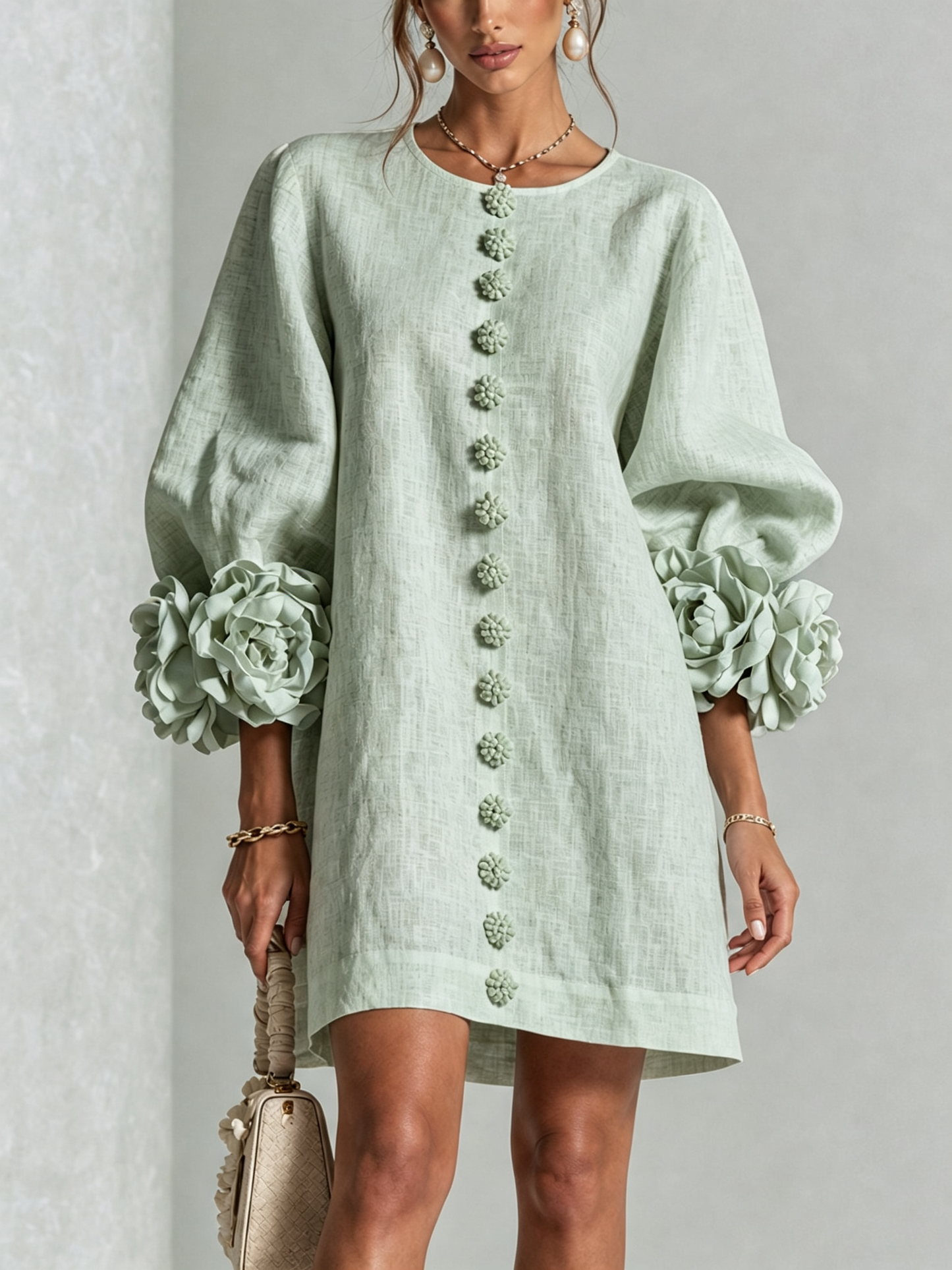 Indara | Vestido mini blanco con botones con motivos florales y mangas con detalles en flores originales.