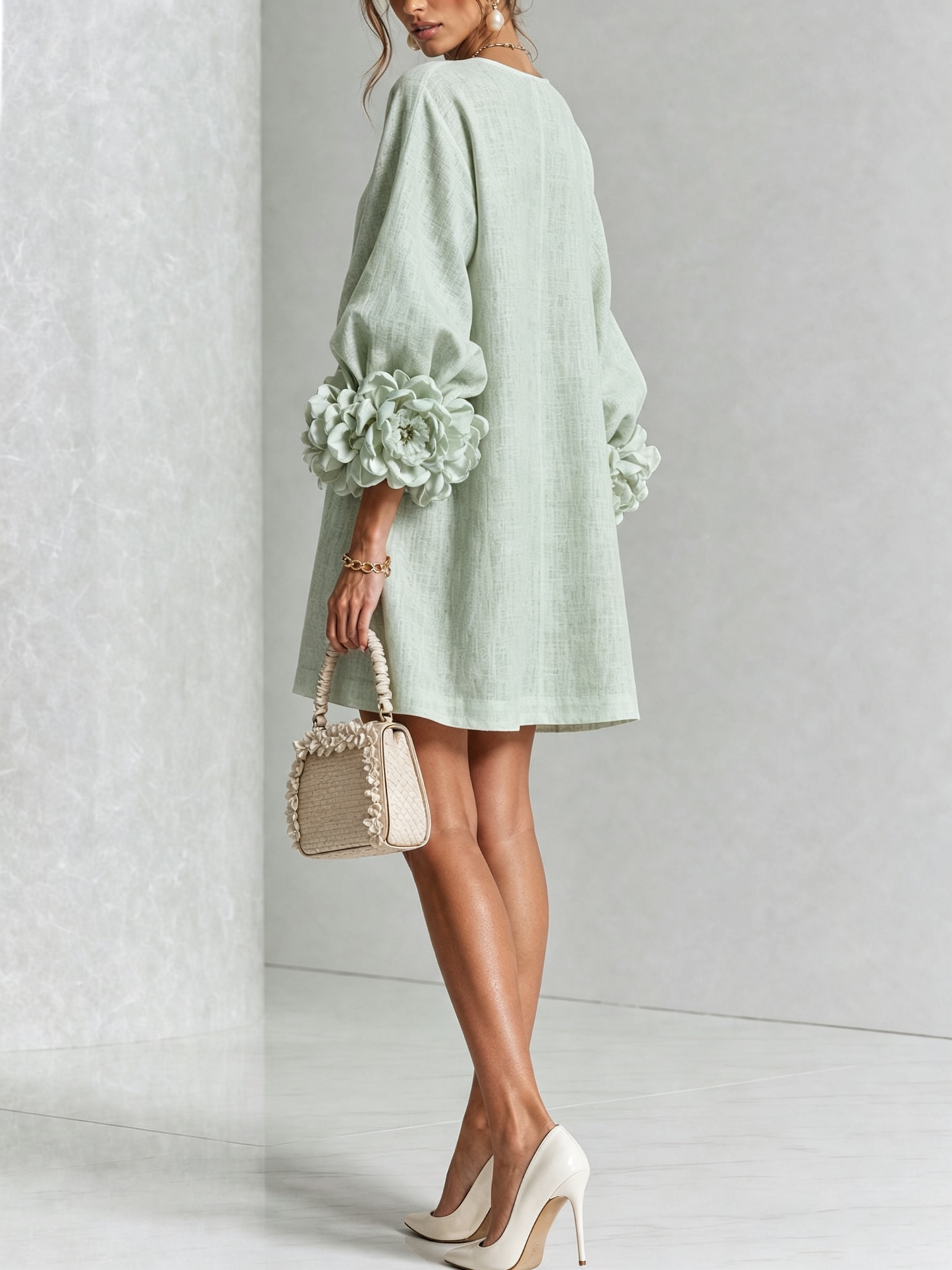 Indara | Vestido mini blanco con botones con motivos florales y mangas con detalles en flores originales.
