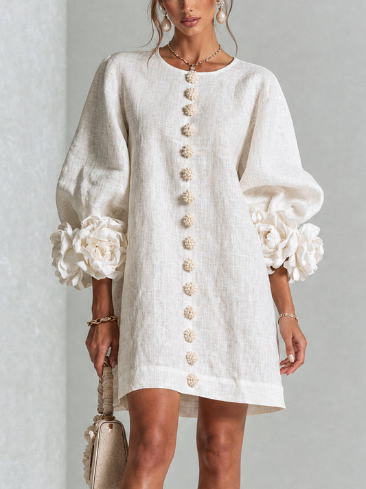 Indara | Vestido mini blanco con botones con motivos florales y mangas con detalles en flores originales.