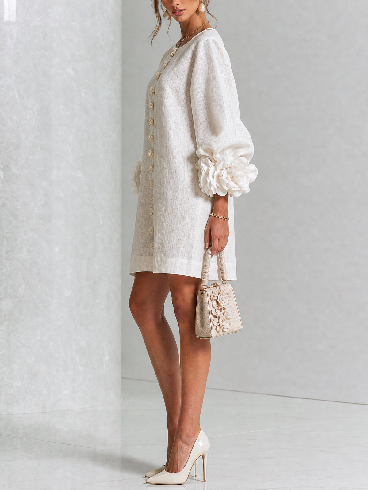 Indara | Vestido mini blanco con botones con motivos florales y mangas con detalles en flores originales.