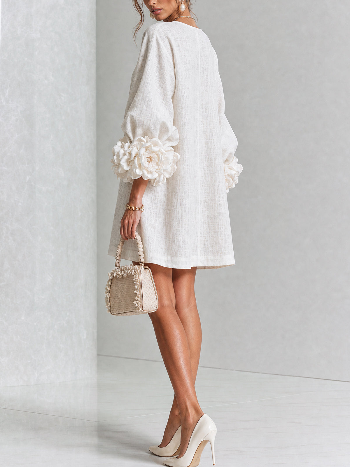 Indara | Vestido mini blanco con botones con motivos florales y mangas con detalles en flores originales.