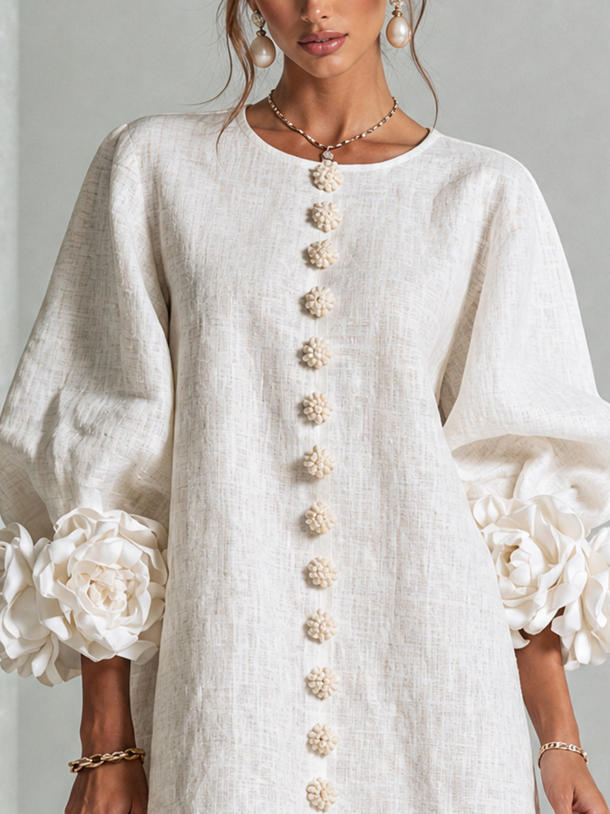 Indara | Vestido mini blanco con botones con motivos florales y mangas con detalles en flores originales.