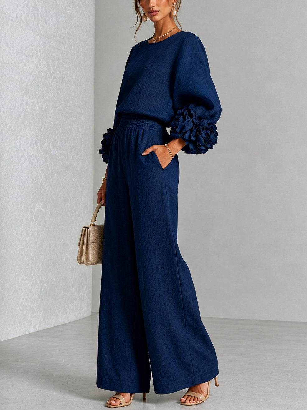María | Top azul marino con llamativos puños florales, combinado con un traje de pantalón de corte ancho