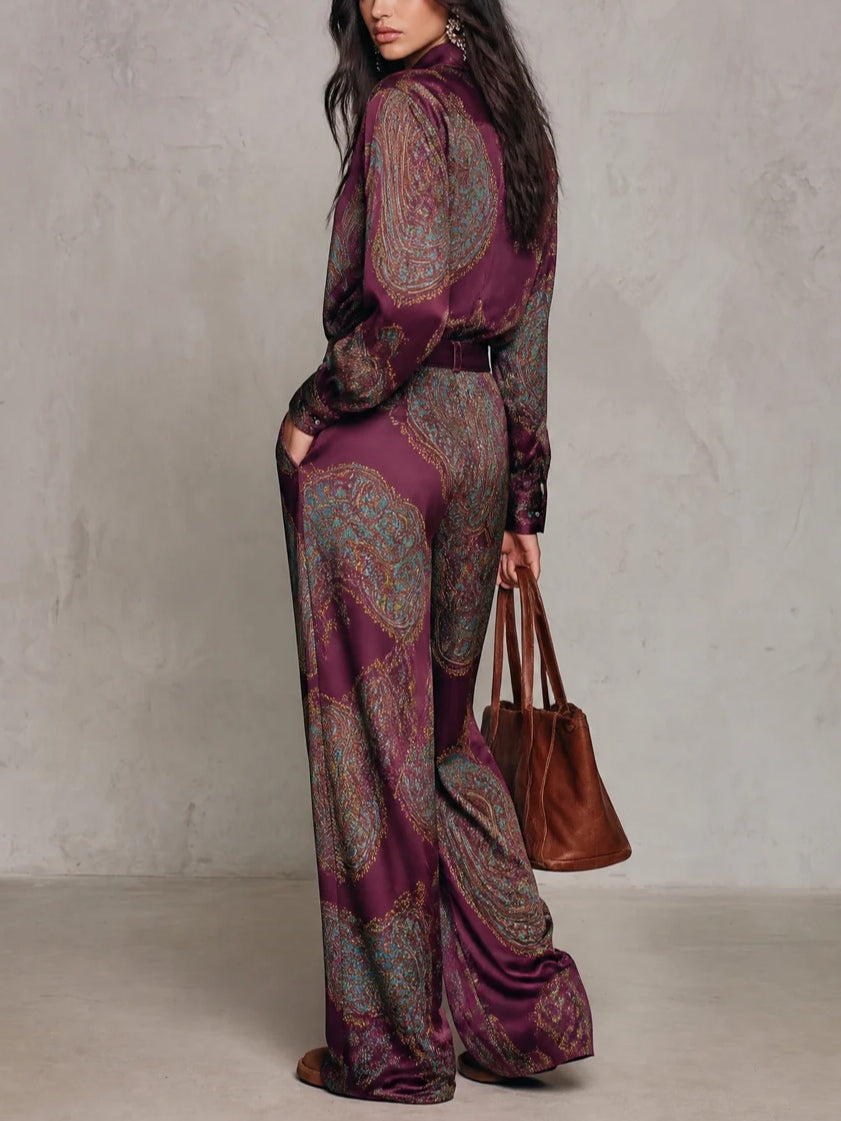 Conjunto de camisa de manga larga de satén con estampado paisley burdeos y morado y pantalones de pierna ancha