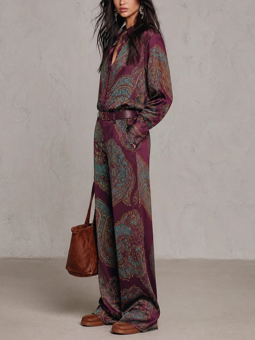Conjunto de camisa de manga larga de satén con estampado paisley burdeos y morado y pantalones de pierna ancha