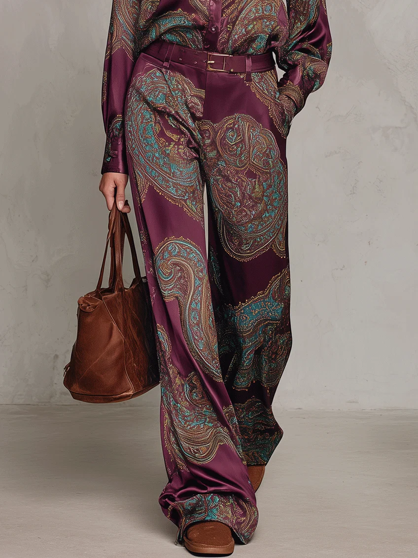 Conjunto de camisa de manga larga de satén con estampado paisley burdeos y morado y pantalones de pierna ancha
