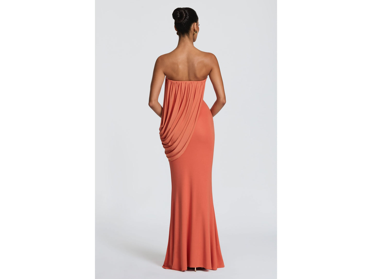 Paula | Vestido Coral Drapado Elegante