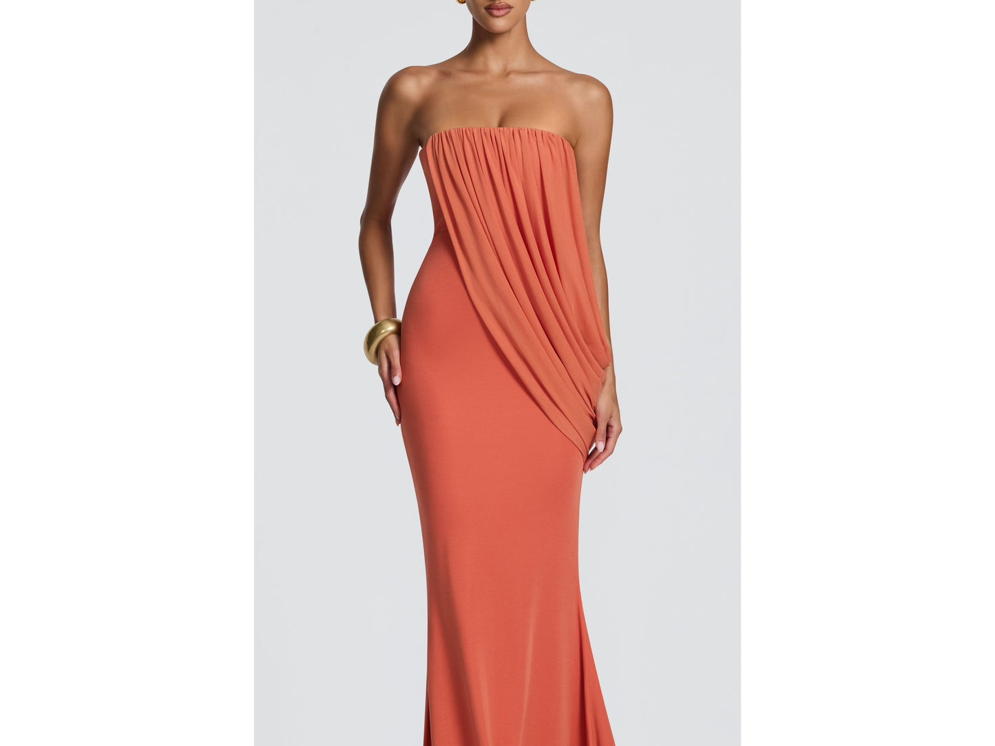 Paula | Vestido Coral Drapado Elegante