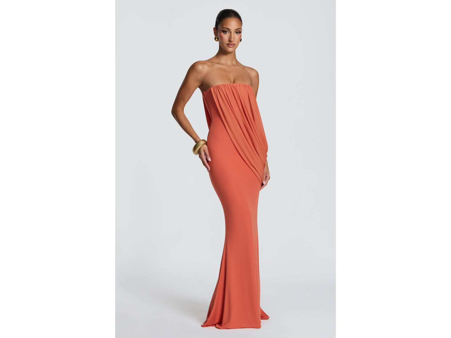 Paula | Vestido Coral Drapado Elegante