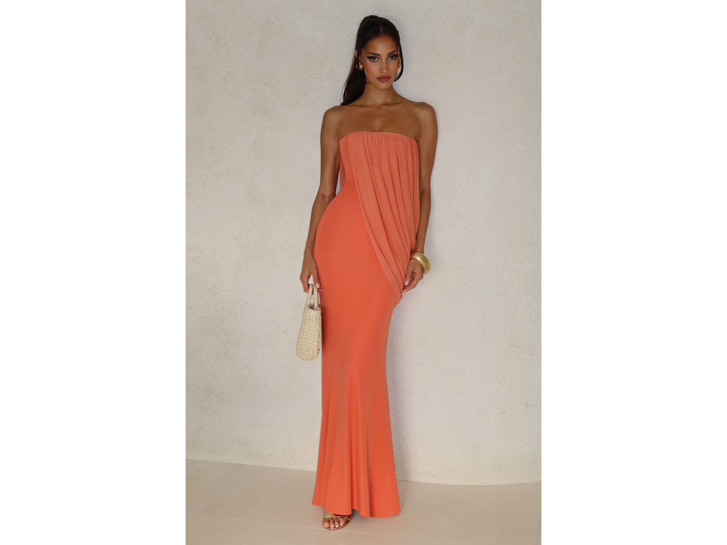 Paula | Vestido Coral Drapado Elegante