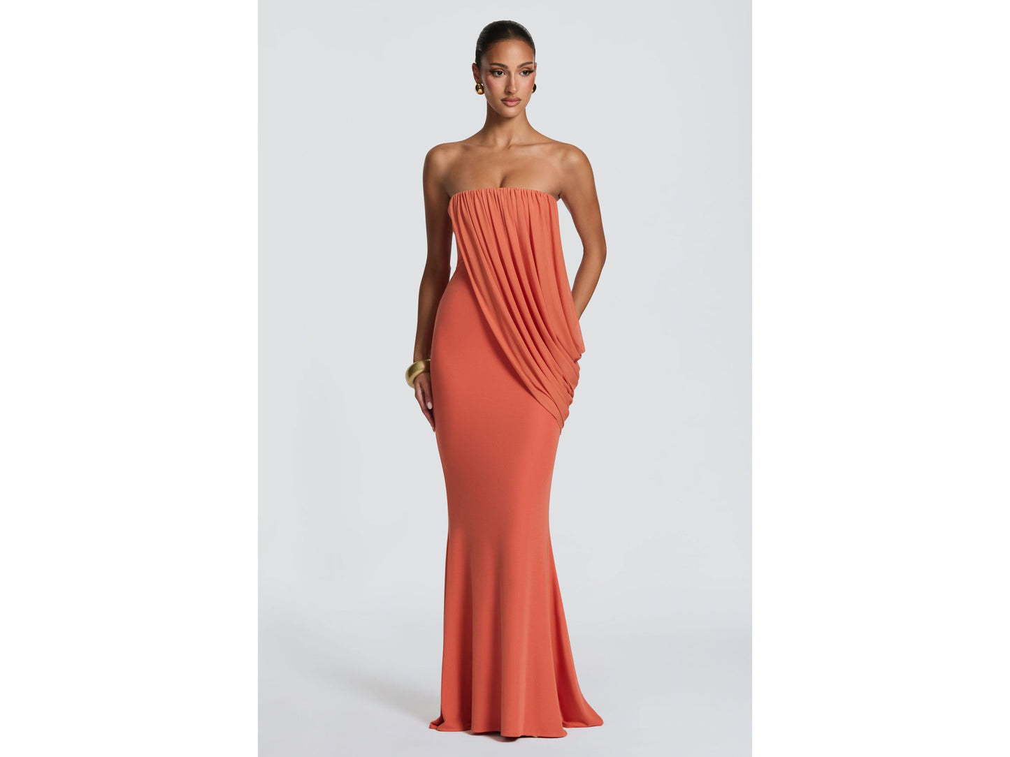 Paula | Vestido Coral Drapado Elegante